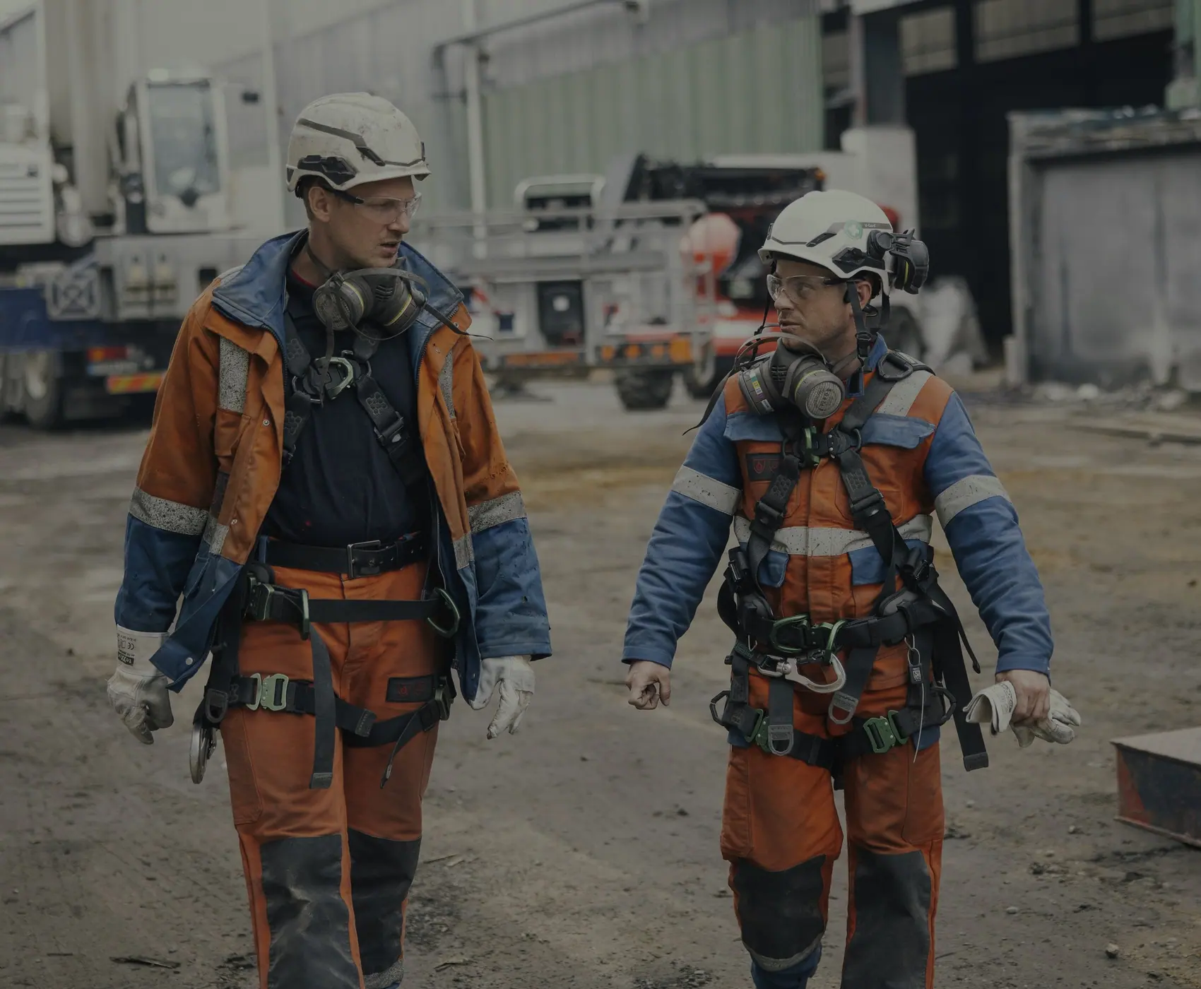 Zwei Mitarbeiter von R&R Rückbau in vollständiger persönlicher Schutzausrüstung auf einer Industriebaustelle