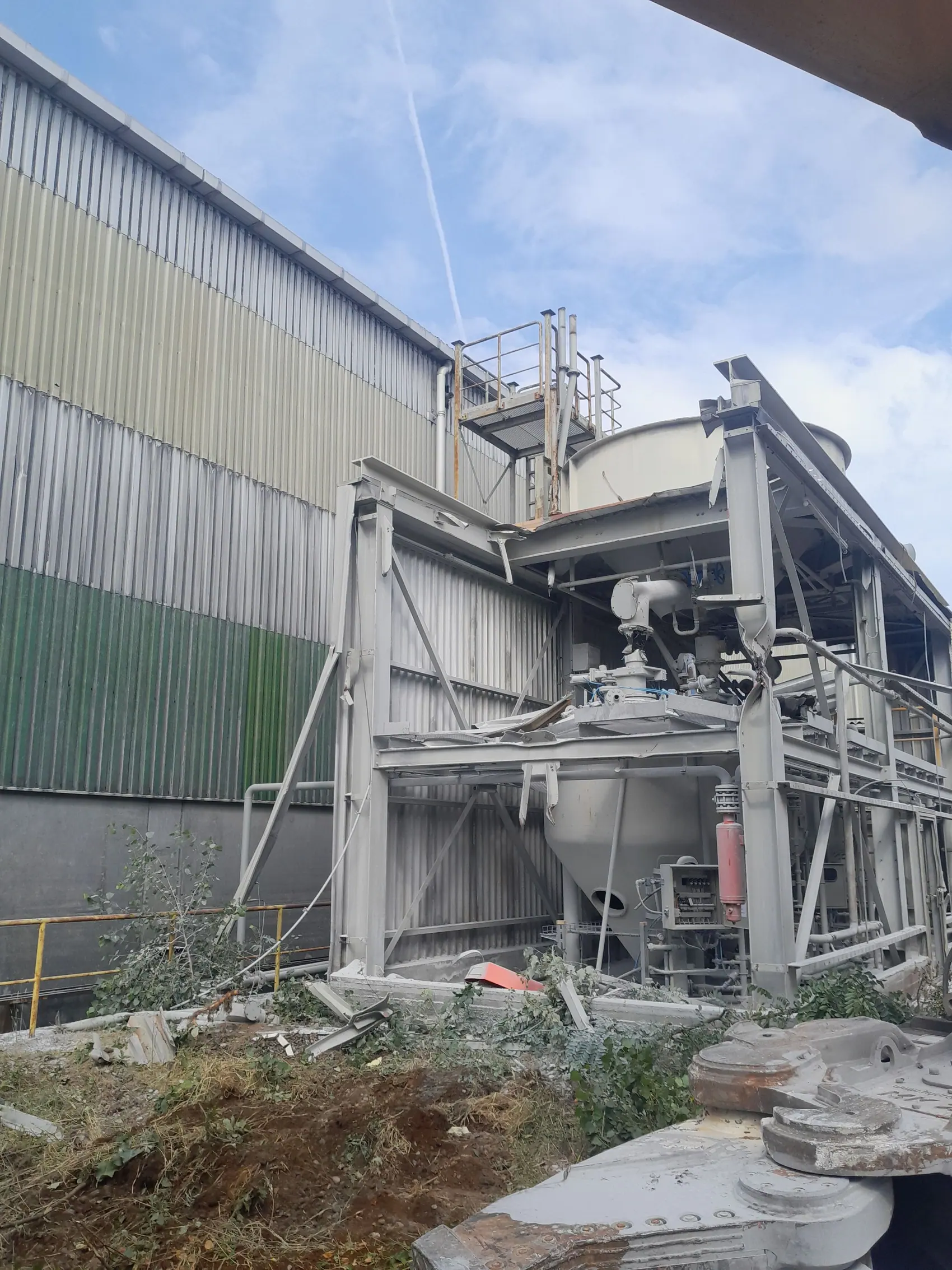Rückbau einer Industrieanlage mit Stahltragwerk und Silobauteilen