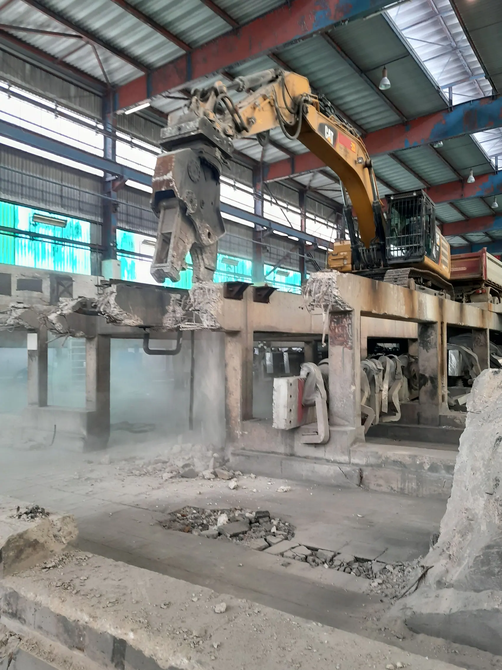 Hallenrückbau: freigelegte Kranbahn und Betonstützen im Inneren einer Industriehalle